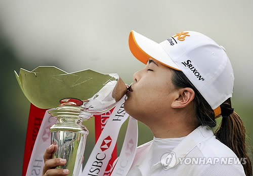 Park In-bee kisses the winner's trophy after capturing the HSBC Women's Champions on the LPGA Tour in Singapore on March 8, 2015. (Yonhap)