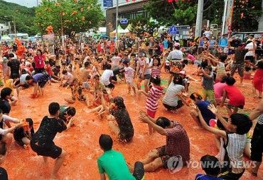 Korea’s Summer Tomato Festival Features Tomato Fights and Giant Tomato Spaghetti