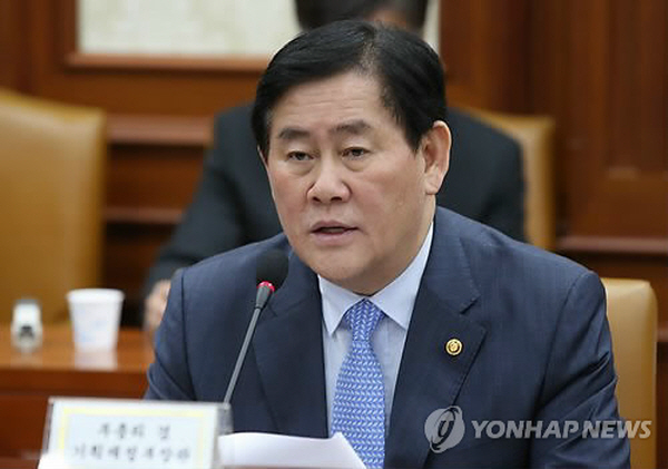 Finance Minister Choi Kyung-hwan said that he will take additional stimulus measures in the second half of 2015 if the need arises to prop up the slowing economy. (image: Yonhap)