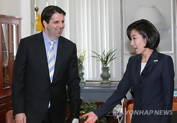 Mark Lippert, U.S. ambassador to South Korea, was quoted as saying by informed sources that he agreed with Rep. Na Kyung-won on South Korea's concerns over the proposed speech by Abe at the U.S. Congress and that the United States fully understood those concerns. (image: Yonhap)