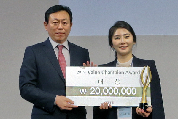 Jang was recognized her contribution to Seven Eleven’s ‘Milk Shaved Ice Seol’ hit product. (image: Lotte Group)