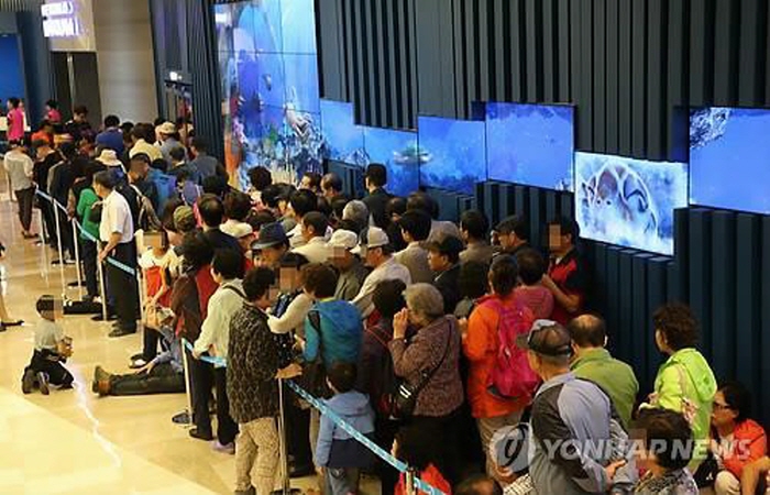 Lotte World Mall visitors line up to enter the building's aquarium. (Yonhap)
