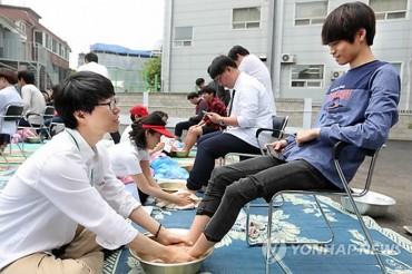 Celebrating Teacher’s Day, Korean Teachers Wash Their Students’ Feet