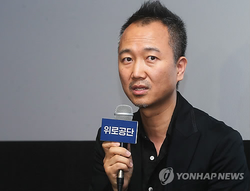 South Korean artist Im Heung-soon speaks during a news conference at a Seoul theater on May 14, 2015, to mark his winning of the Silver Lion award at the 56th official international art exhibition of the Venice Biennale for his documentary film "Factory Complex." (image: Yonhap)