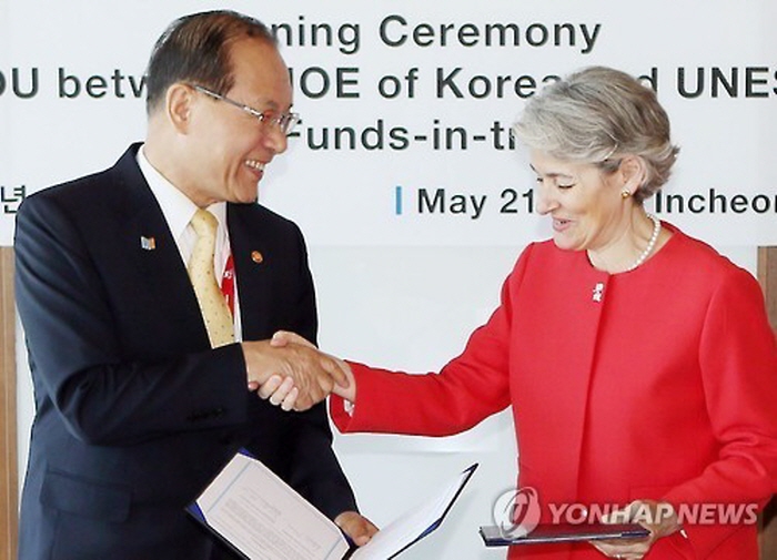 Education Minister Hwang Woo-yea signed a memorandum of understanding (MOU) with Irina Bokova, secretary-general of the UNESCO. (image: Yonhap)