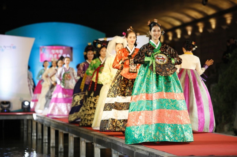 Guerrilla Gardening and World Traditional Clothing Show Coming to Cheonggyecheon
