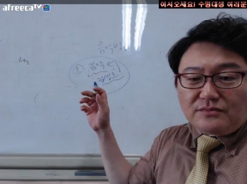 Professor Turns to Live Streaming After Class Cancellations due to MERS