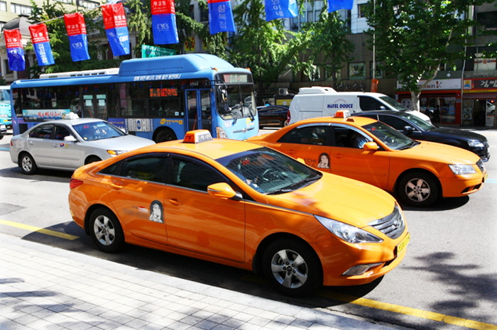 The Seoul Metropolitan Government said Wednesday it will push for a pilot project to improve taxi lights for 200 taxis in the first half of this year. (image: Korea Tourism Organization)
