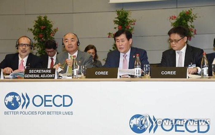 South Korean Finance Minister Choi Kyung-hwan (2nd from R) outlines challenges facing the global economy at the OECD meeting in Paris on June 3, 2015. (image: Yonhap)