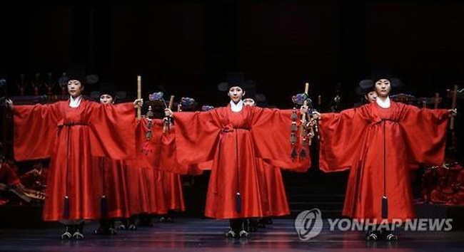Members of national troupes perform royal ancestral ritual music during a rehearsal held at a theater of the National Gugak Center in Seoul on June 11, 2015. (image: Yonhap)