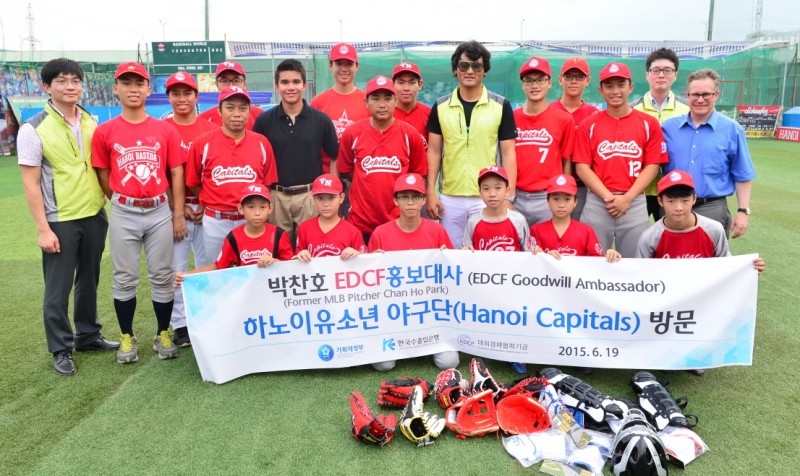 Ex-MLB Pitcher Park Chan-ho Gives Equipment, Free Lesson to Vietnamese Youth Team