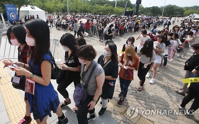 24,000 Masked Fans Cheer for TVXQ amidst MERS Concerns