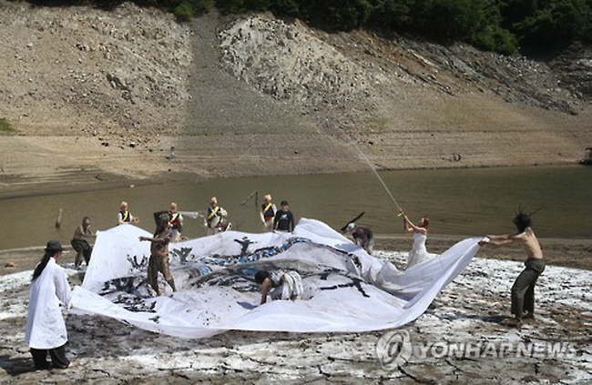 Artists Give Rain Calling Performance, Express Farmers’ Agony at Soyang Lake