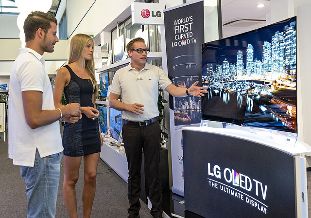 According to DisplaySearch data quoted by the Institute for Information and Communications Technology Promotion on July 5, the OLED TV market grew to 35,200 units in the first quarter, more than 7 times greater than the 4,600 units sold in the same period last year. (image: LG Electronics)