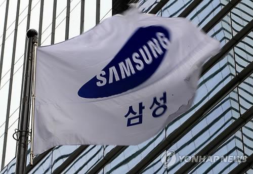 This undated file photo shows a flag of Samsung Group waving outside the Seoul-based headquarters. South Korean tech giant Samsung Electronics estimated on July 7, 2015, that its second-quarter operating profit fell 4 percent on-year as weak sales of the Galaxy S6 smartphone lineup overshadowed improved returns from its chip segment. (image: Yonhap)