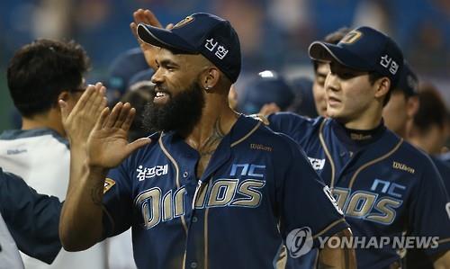 Eric Thames of the NC Dinos celebrates a victory with his teammates in Seoul on July 10, 2015. (Image: Yonhap)
