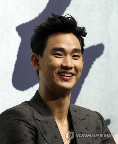 South Korean actor Kim Soo-hyun smiles during a press conference to promote his television drama "THE Producers" in Seoul on May 11, 2015. (image: Yonhap)