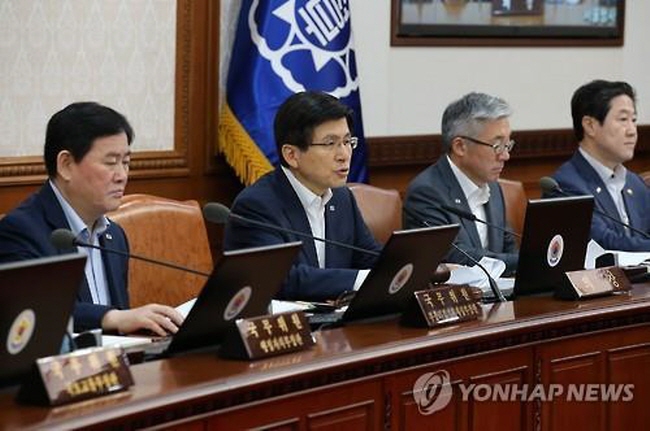 South Korean Prime Minister Hwang Kyo-ahn (second from L) speaks at a Cabinet meeting in Seoul on July 28, 2015, where he declared a de facto end to the MERS outbreak in the country. (Yonhap)