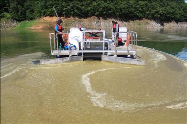 Daechong Lake Deploys Special Vessel to Remove Algae