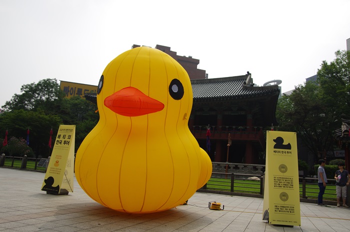 Unlike the famous Rubber Duck created by Dutch installation artist Florentijn Hofman, which was produced by one ton of polyvinyl chloride (PVC), which contains toxic material, the new duck is made of environmentally friendly materials. (image: Citizens’ Movement for Environmental Justice)