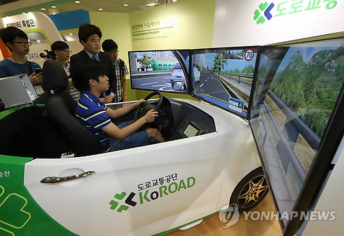 As the Korean government offers written test materials in 10 languages including Chinese, there are no language barriers, and according to the Chinese media, the on-road driving exam is so easy that “even a blind person could pass the test.” (image: Yonhap)