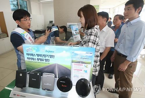Korea’s HI-pass system allows drivers to pay highway tolls without having to stop and hand over cash, using an onboard unit (OBU) and a Hi-pass card. (image: Yonhap)