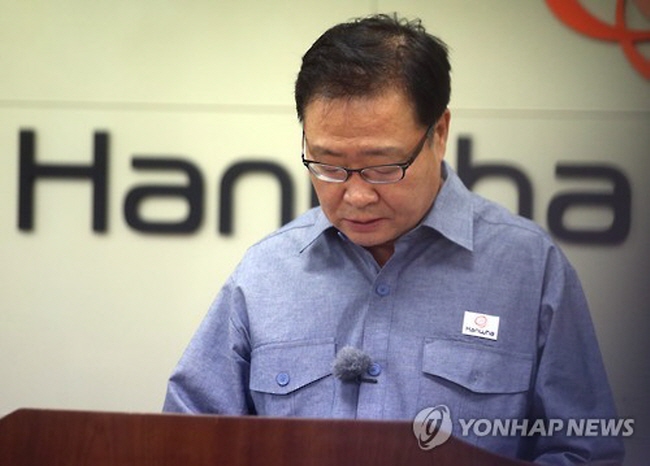 Kim Chang-bum, CEO of Hanwha Chemical, publically apologized for the traged. (image: Yonhap)