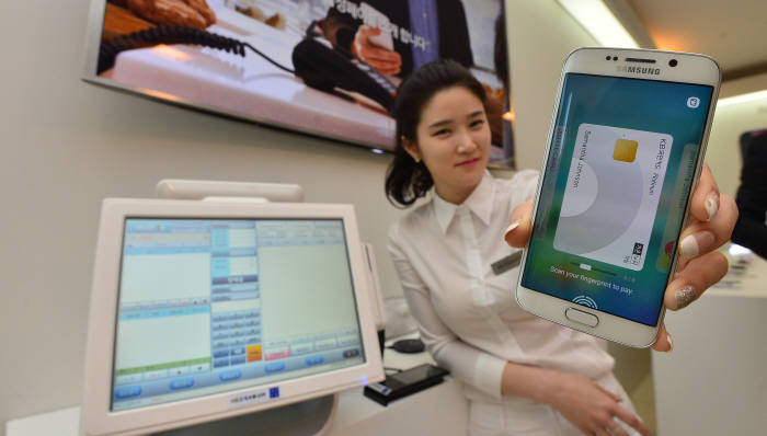 Samsung Pay, which is to be available in September, stands out from other competitors as the service supports virtually all forms of payment — near field communication (NFC), magnetic secure transmission (MST) and barcode technologies — which reaches far more point-of-sale devices than those of its rivals. (image: Samsung Electronics)