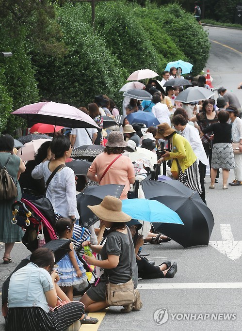 A large number of Japanese fans gathered in front of the management building as well as Walkerhill Hotel. (Image : Yonhap)