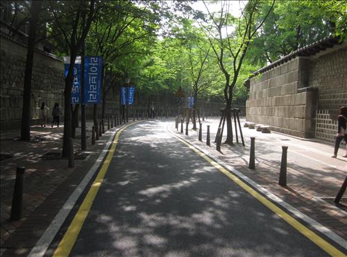 Jungdongro. The Seoul Metropolitan Government selected 190 places with cool shade from green trees where people can enjoy the summer breeze. (Image : Yonhap)