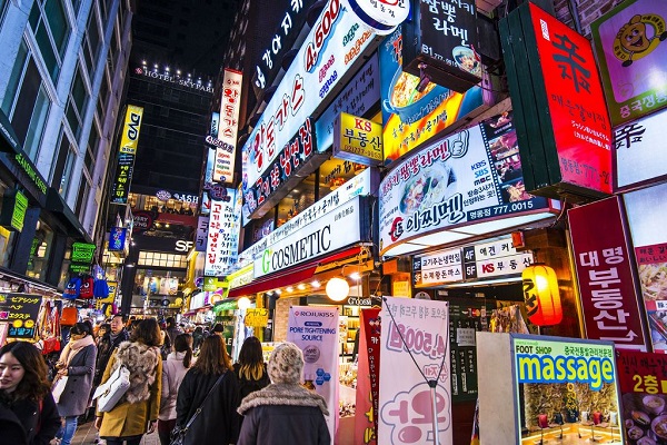 OHALA suggests that readers who plan to visit Seoul 'must' visit Myeong-dong, which is the center of fashion as well as the Mecca of make-up. (Image : Yonhap)