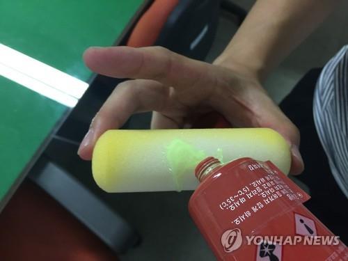The substance is a roller type chemical that is only visible under ultraviolet light. When a thief touches a window that has been “painted” with the substance, fluorescent residue can later be detected on his/her hands or clothing, and help to provide conclusive evidence. (image : Yonhap)