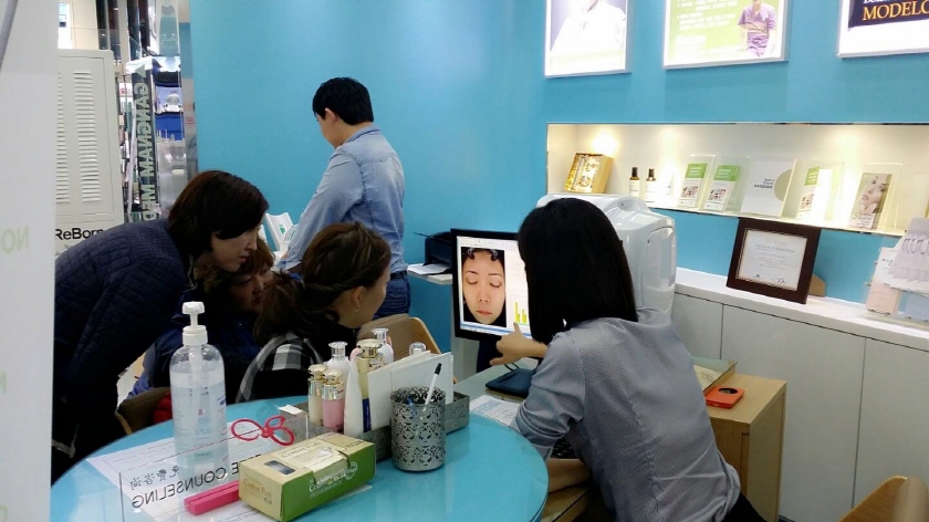 The revision stipulates that starting in April 2016, foreigners will receive refunds of value-added taxes for getting cosmetic surgery in South Korea. (image: Gangnam Medical Tour Center)