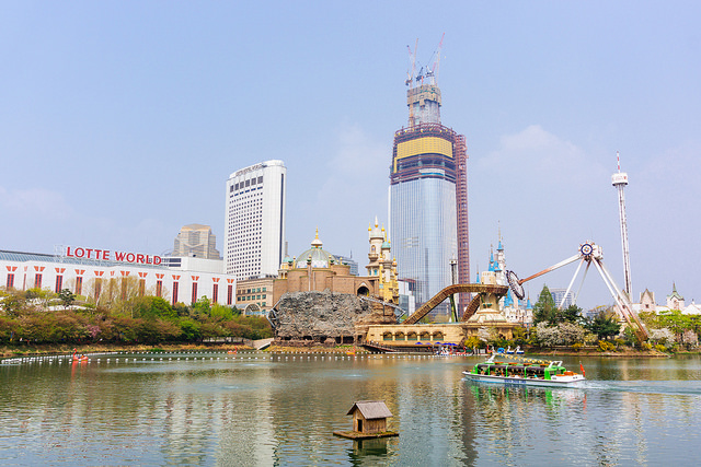 Seokchon Lake is an artificial reservoir created when the city government reclaimed wetlands near the Han River. (image: Teddy Cross/flickr)