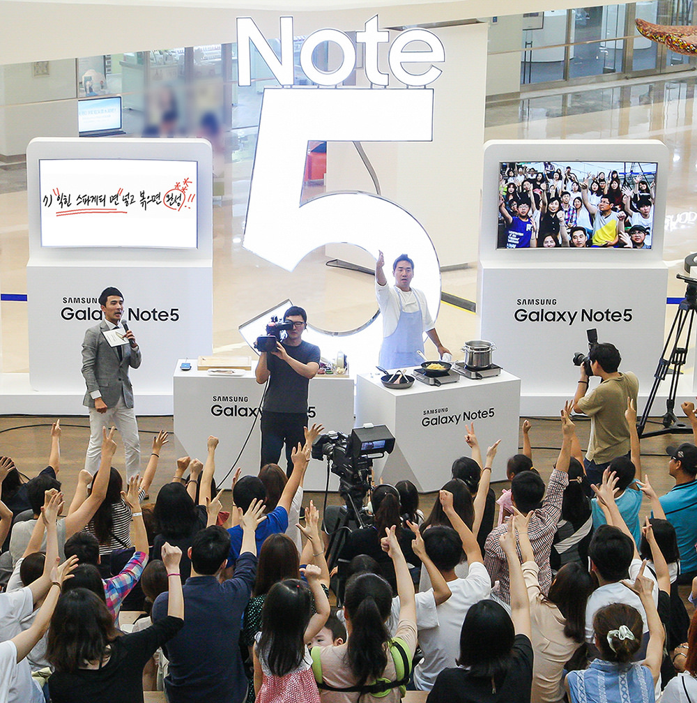 The Galaxy Note 5 and the Galaxy S6 Edge+, the larger edition of the Galaxy S6 Edge that has curves on both sides of its display, were introduced to the home market on Thursday.  (image: Samsung Electronics)