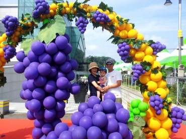 Grape Scent Attracts Visitors to Grape Festival