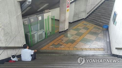 A foreigner who was homeless has met a lonely death. However, neither his nationality nor his identity were able to be verified, making it hard to go through the normal procedures after death. (Image : Yonhap)