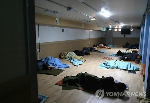 According to Seoul officials, there are 430 homeless people that live near Seoul station, Yeongdeungpo Station and Euljiro 1(il)-ga Station. Among them, 14 are foreigners. Most of them are illegal immigrants. Fearing that they would be forced out of the country, they are reluctant to visit temporary care facilities, where they can get medical treatment. (Image : Yonhap)