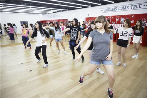 The Seoul Metropolitan Government has announced that they will manage a program where foreign visitors can learn the latest K-pop dances. (Image : Yonhap)