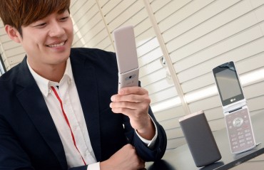LG Unveils New Flip Smartphone for Senior Customers