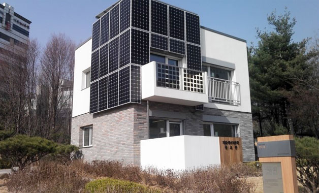 Smaller, More Affordable Solar Panels Generate Electricity at Homes
