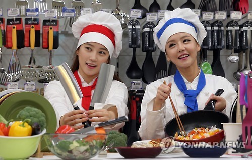 As the popularity of cooking shows is growing, sales of kitchen utensils used on TV are increasing. (Image : Yonhap)