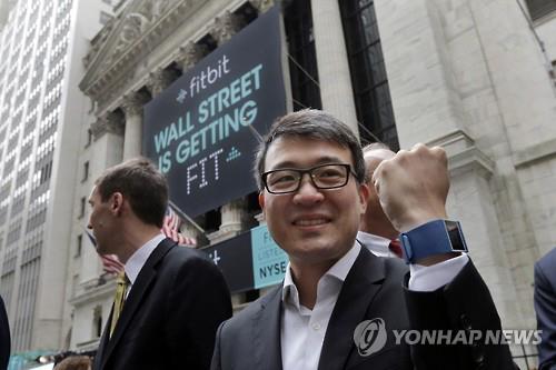 Fitbit and CEO James Park. Fitbit is gaining attention for selling more wearable bands than the Apple watch. (Image : Yonhap)