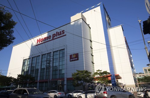 As Homeplus has changed ownership from England's Tesco to the all-Korean MBK Partners, the company seems to be planning an aggressive revamp of its business practices with a focus on improvements. This could lead to severe competition in the industry. (Image : Yonhap)