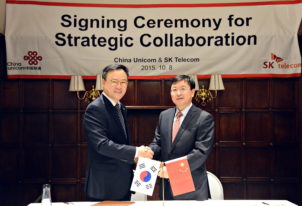 Jang Dong-hyun, President and CEO of SK Telecom(L) and Lu Yimin, President and Vice Chairman of China Unicom(R) signed MOU in Cape Town, South Africa, where the GSMA Board Meeting is being held. (image: SK Telecom)
