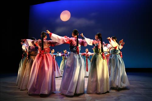 The National Gugak Center is staging a special performance for new moms and dads that can't even dream of enjoying any kind of cultural event because of their babies. (Image : Yonhap)