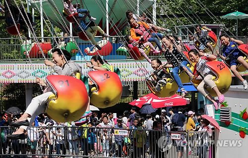 Average daily sales at amusement parks during the Chuseok holiday in 2010 (September 21 to 23) were 6,050,000 won, but during the Chuseok holiday this year, sales almost doubled to 11,740,000 won. (Image : Yonhap)