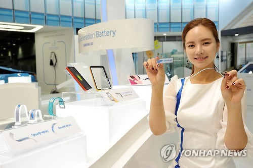 Samsung SDI unveiled two types of flexible batteries - a stripe and band-type -- that are designed to be applied for use in various wearable devices as necklaces and hair bands, the company said. (Image : Yonhap)