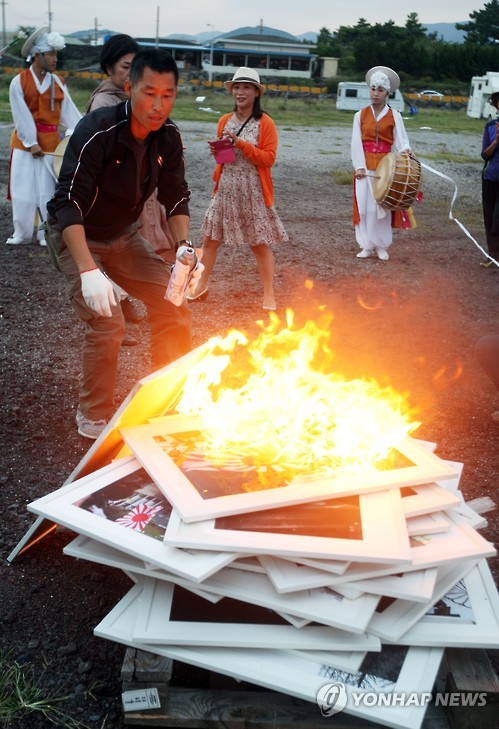 The pieces exhibited were paraded with a Pungmul band (a Korean traditional percussion band) on the last day of the exhibition. The whole exhibition was closed with a performance that burned the pictures that were exhibited. (Image : Yonhap)