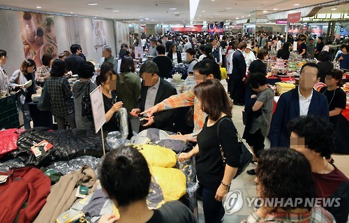 The government plans to include traditional markets and small businesses in future Black Friday events. (Image : Yonhap)